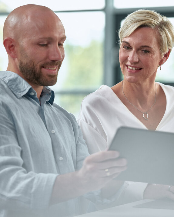 Haushahn Servicemanagement - zwei Büromitarbeitende mit Computer