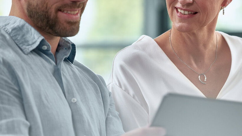 Haushahn Servicemanagement - zwei Büromitarbeitende mit Computer