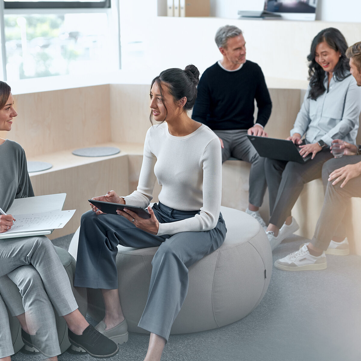 Haushahn Karriere - Haushahn Kolleg*innen im Team in offener Gesprächssituation