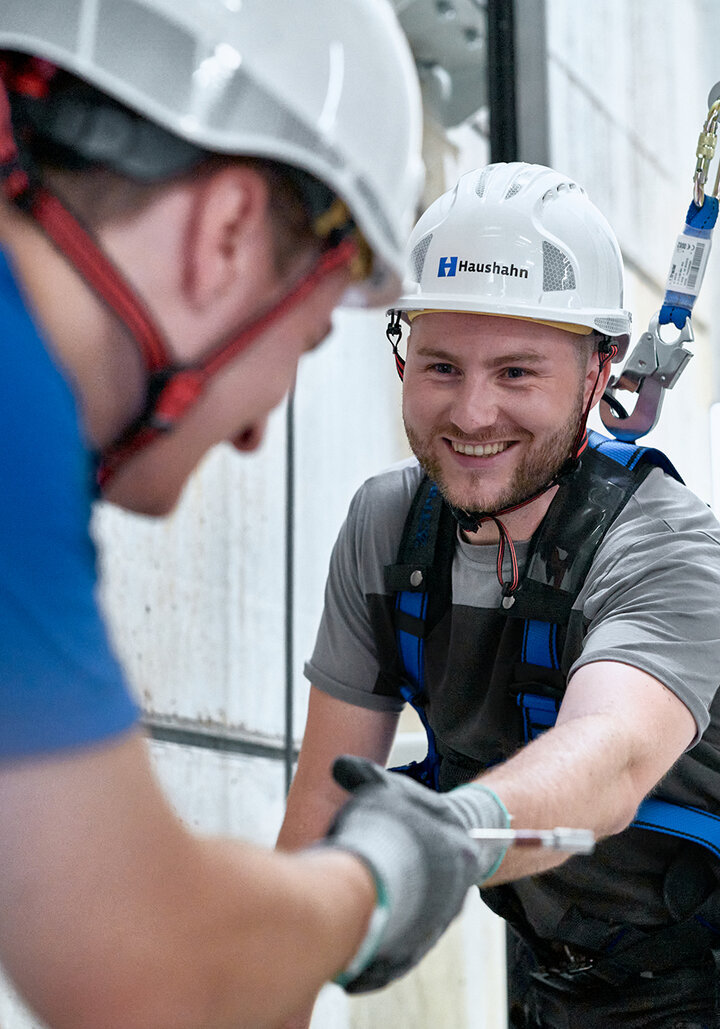 Haushahn Kundendienst - zwei Haushahn Techniker bei Arbeiten an Aufzugsanlage