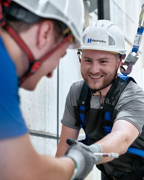 Haushahn Kundendienst - zwei Haushahn Techniker bei Arbeiten an Aufzugsanlage