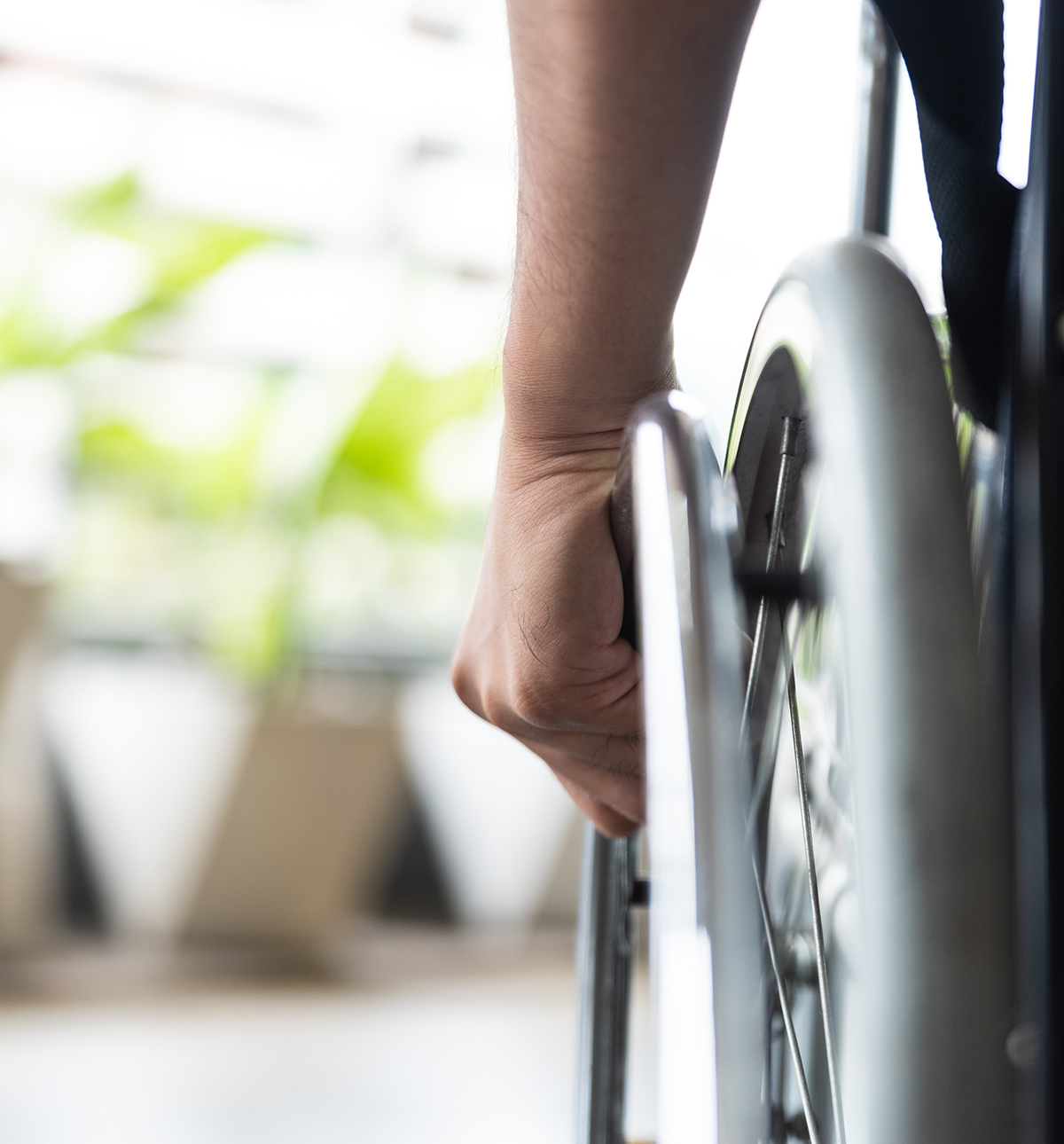 Haushahn Barrierefreiheit - Rollstuhl in Kabine mit Handlauf Ausschnitt