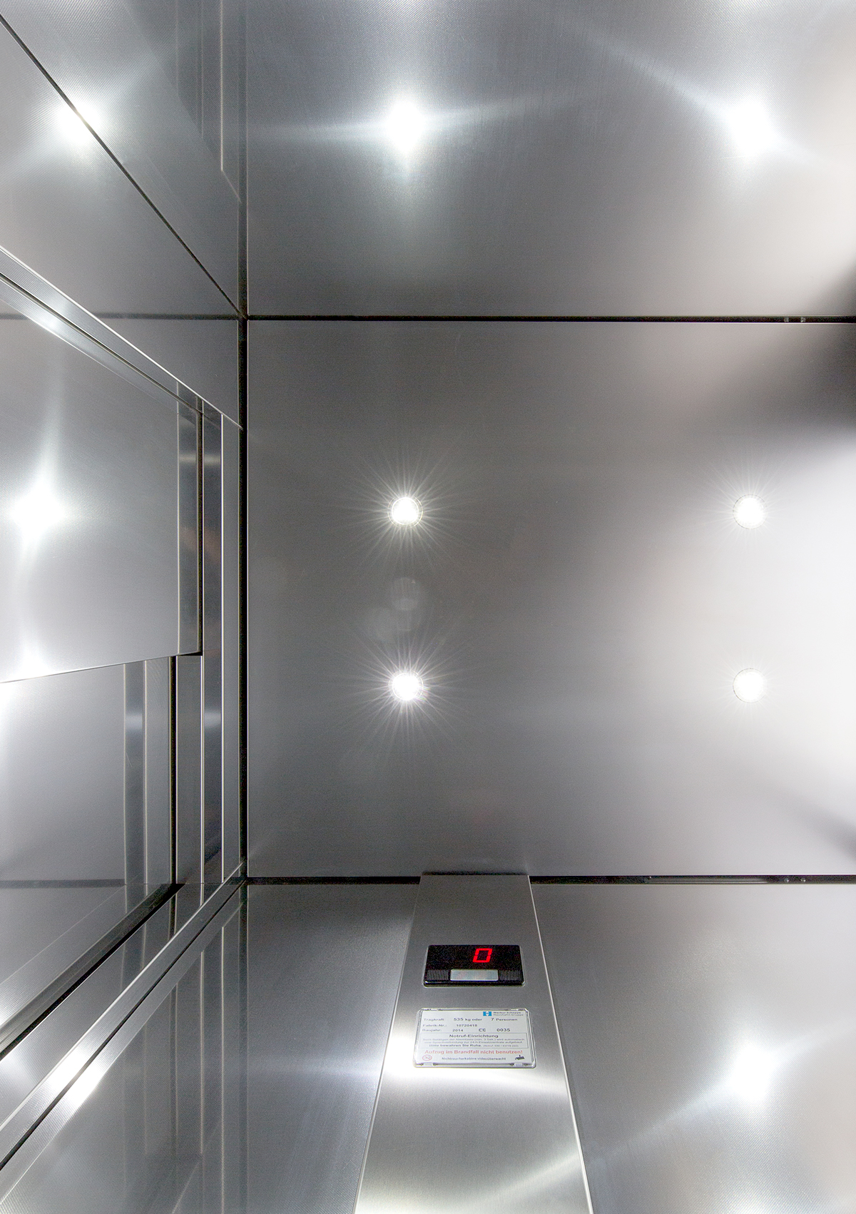 Haushahn LED-Kabinenbeleuchtung - Blick auf Kabinendecke mit Beleuchtung